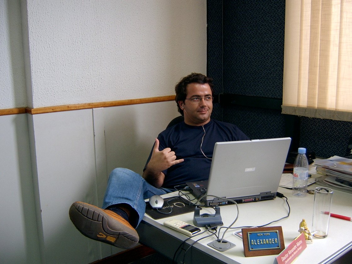 Imagem de pessoa numa secretária a trabalhar